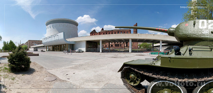 Танк Т-34 у входа в музей