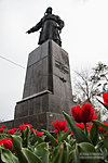 Памятник Хользунову в весенних тюл