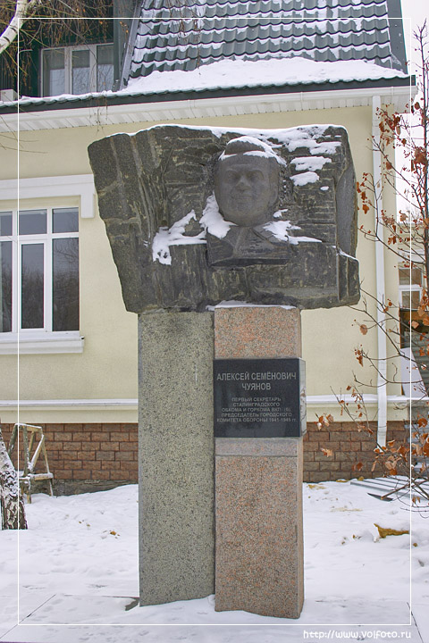 Памятник А.С. Чуянову фото