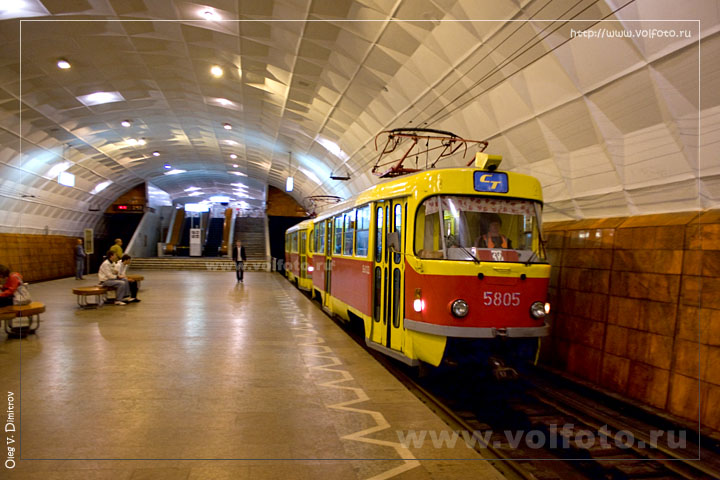 Трамвай на станции "Площадь Ленина" фото