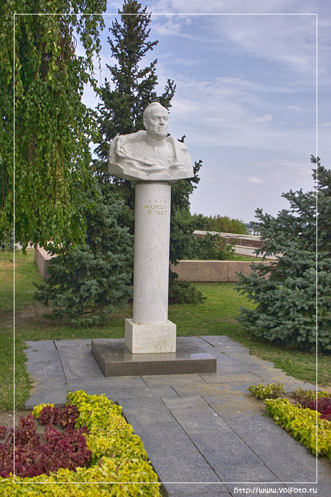Памятник Жукову фото