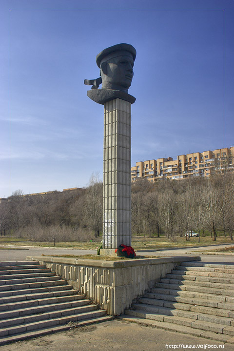 Памятник морякам Волжской военной флотилии фото
