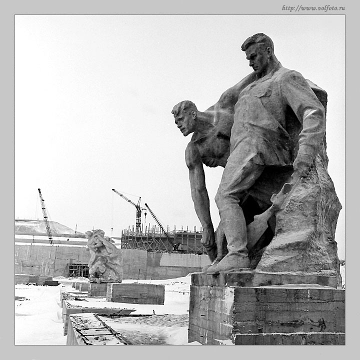 Скульптуры на площади Героев фото