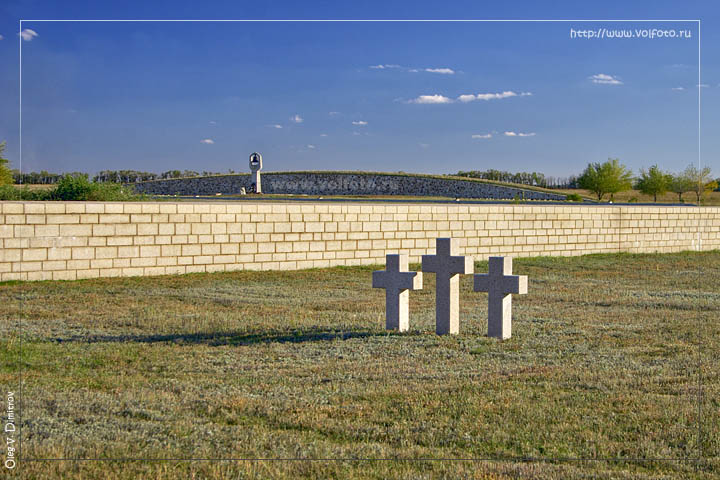 Кресты на старом кладбище фото