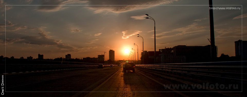 Закат на мосту через Волгу фото