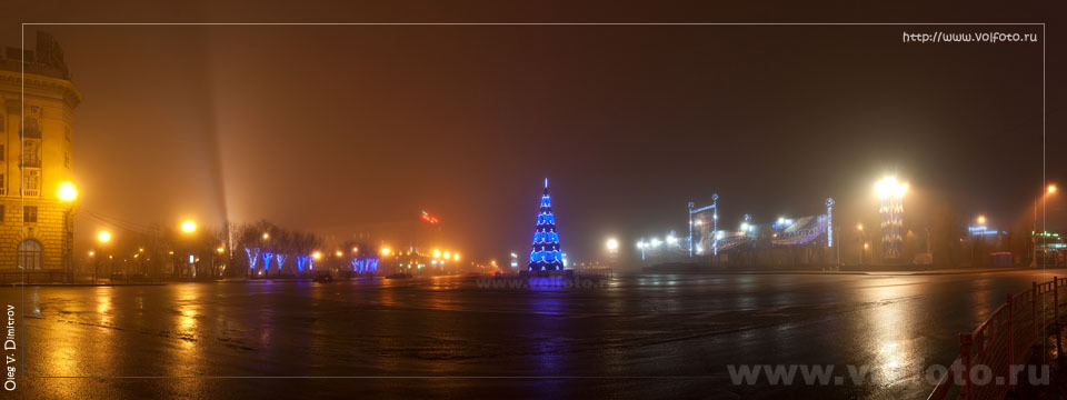 Новогодняя площадь в тумане фото