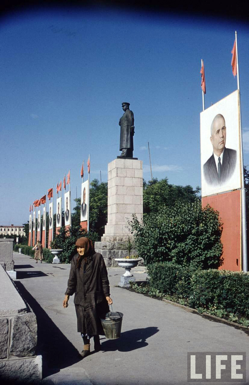 Памятник Сталину и затрибунная часть площади фото