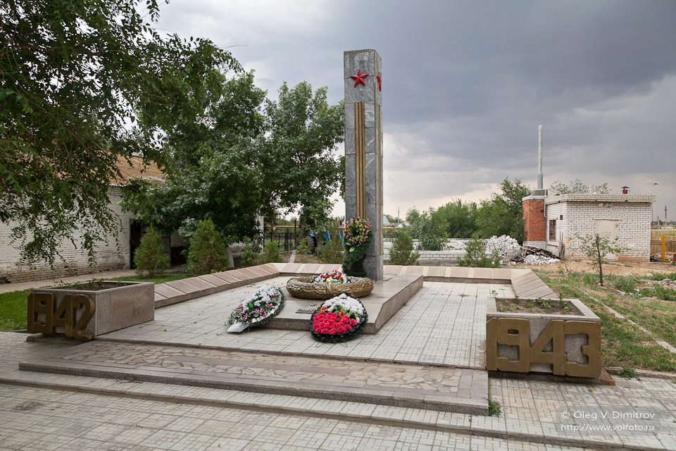 Братская могила в селе Карповка фото