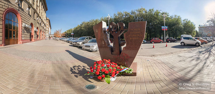 Памятник волгоградским медикам