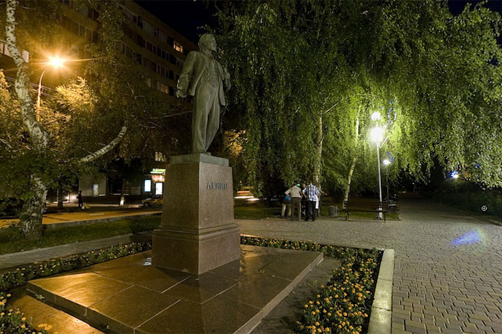 Памятник Ленину на одноименном проспекте