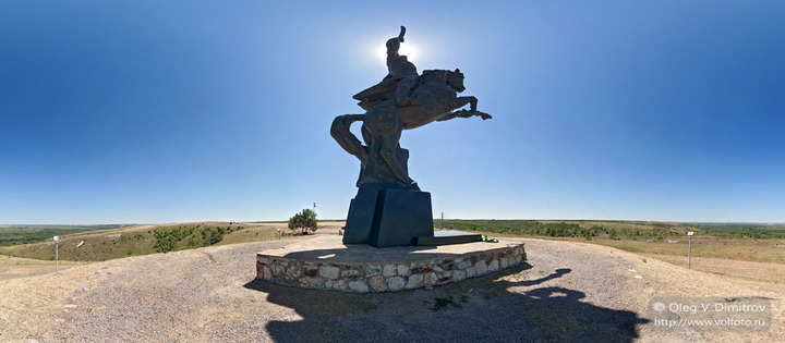 Памятник казачеству и вид на Хопёр