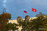 Флаги на здании администрации
