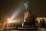 Подсветка памятника Ленину в туман