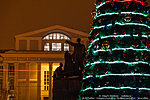 Новогодняя елка на фоне театра Царицынская опера