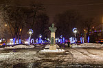 По-новогоднему украшенный сквер на проспекте Ленина