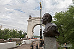 Памятник Вартану Чмшкяну и арка шлюза