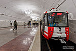 Трамвай на станции «ТЮЗ»