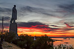 Памятник Ленину в лучах заката