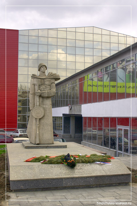 Памятник защитникам города фото