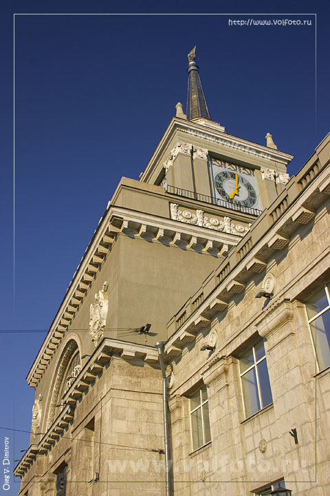 Часы на башне вокзала фото