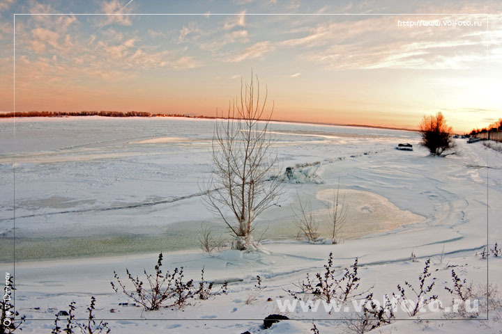 Волга подо льдом фото