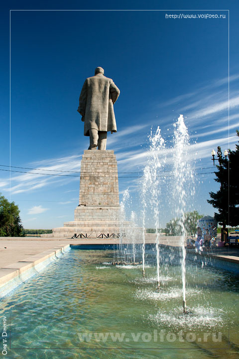 Фонтан у памятника Ленину фото