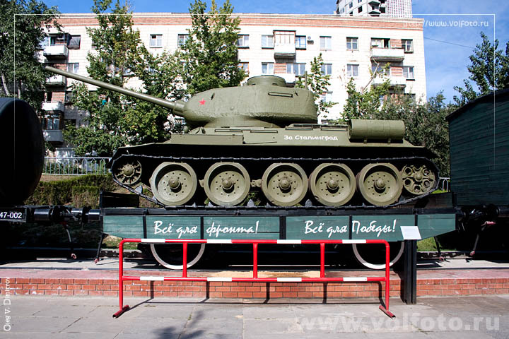 Платформа и танк Т-34 фото