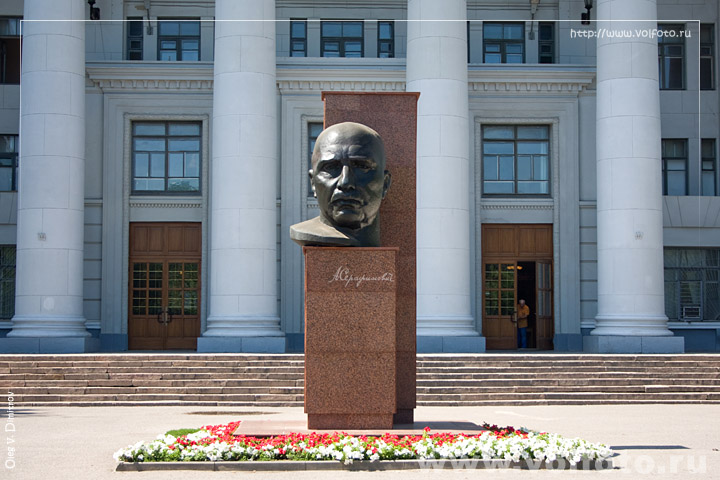 Памятник Серафимовичу фото