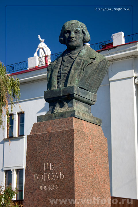 Памятник Гоголю фото