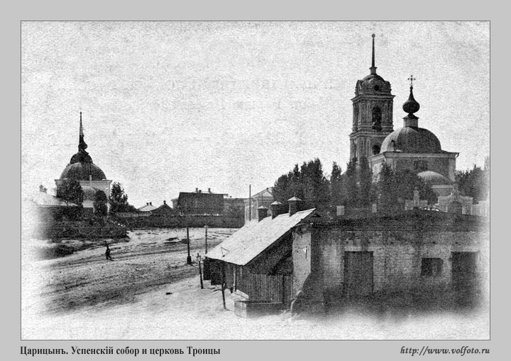 Успенский собор и церковь Троицы фото
