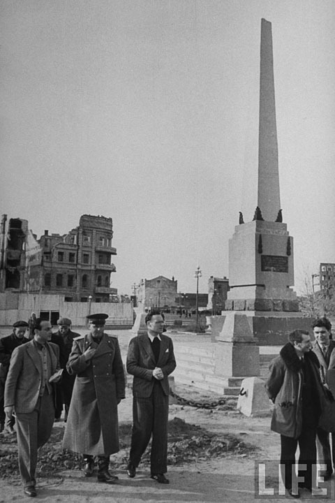 На площади Павших борцов фото