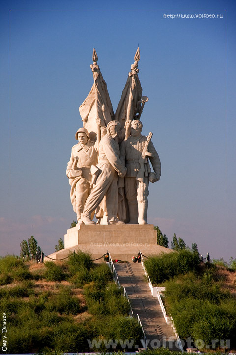 Памятник Соединение фронтов фото
