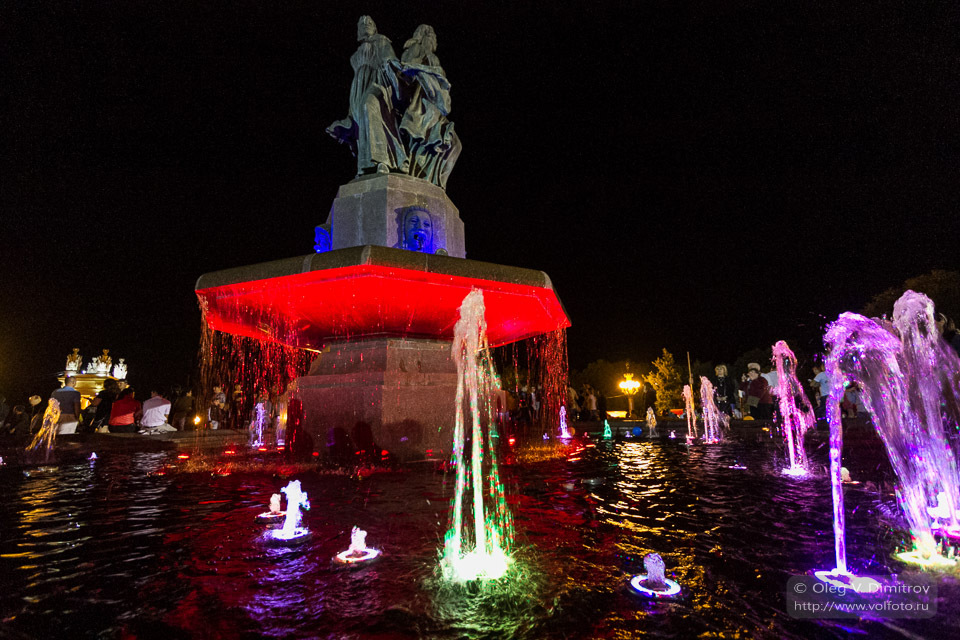 Праздничная подсветка фонтана «Искусство» фото