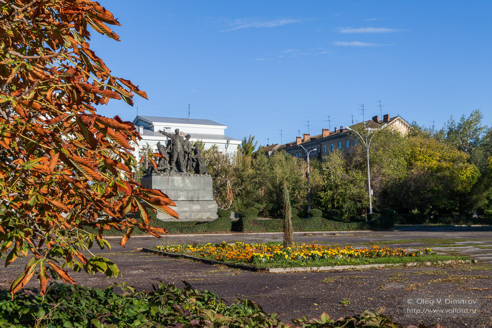 Осенняя площадь Металлургов фото