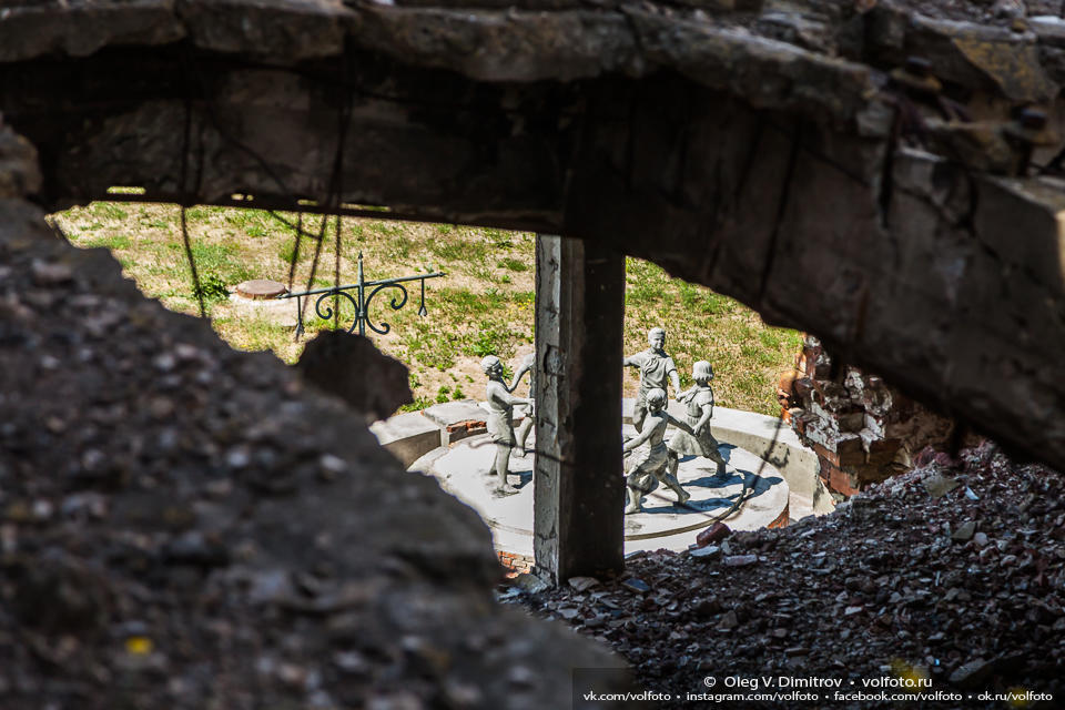 Вид на фонтан «Детский хоровод» сквозь руины фото