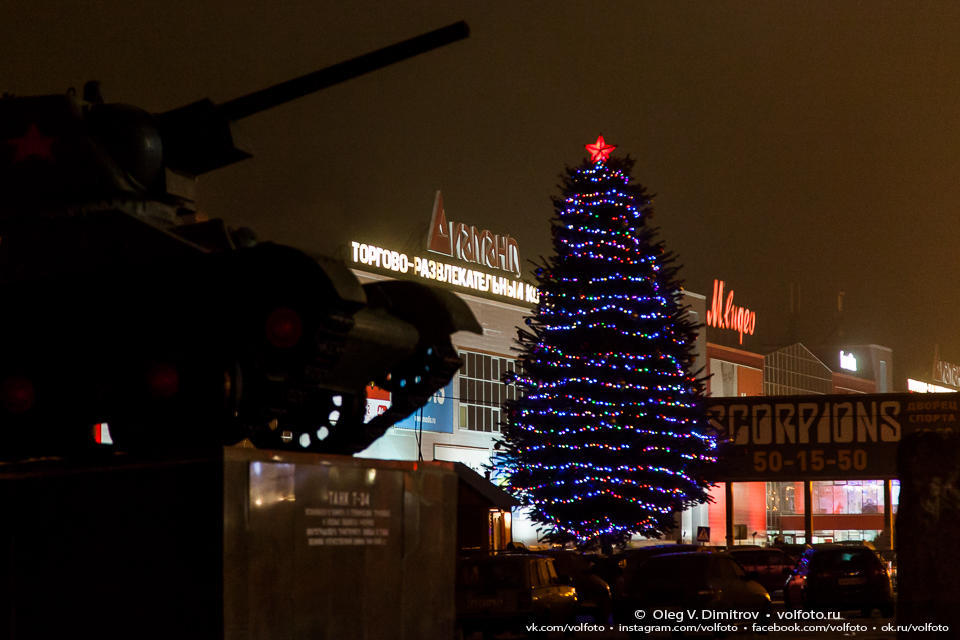 Новогодняя елка на площади Дзержинского фото