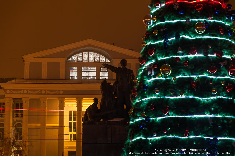 Новогодняя елка на фоне театра Царицынская опера фото