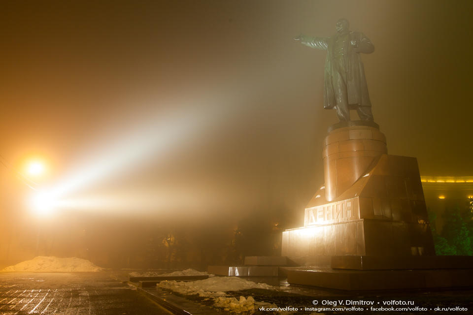 Памятник Ленину в тумане фото