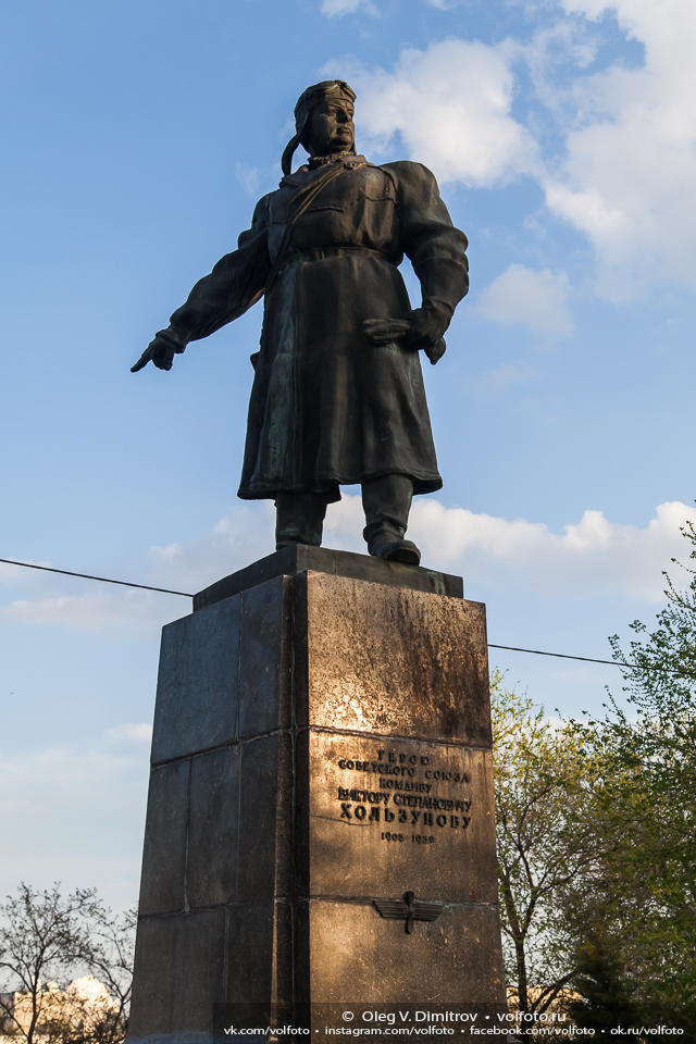 Памятник летчику Хользунову фото