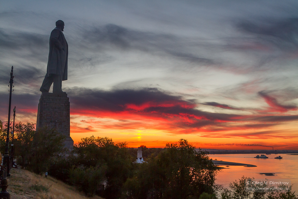 Памятник Ленину в лучах заката фото