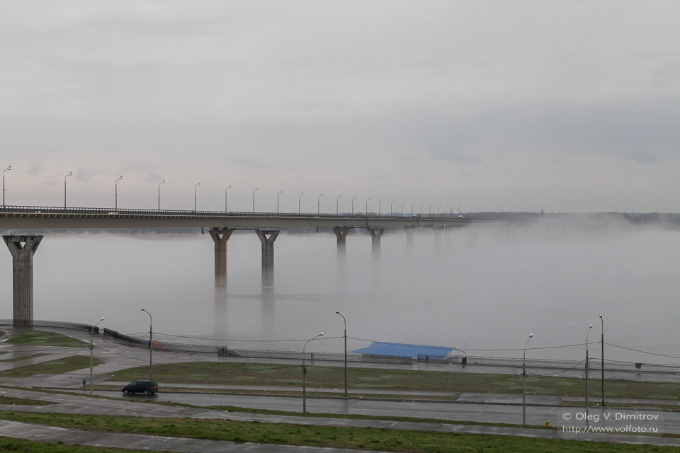 Утренний туман над мостом фото