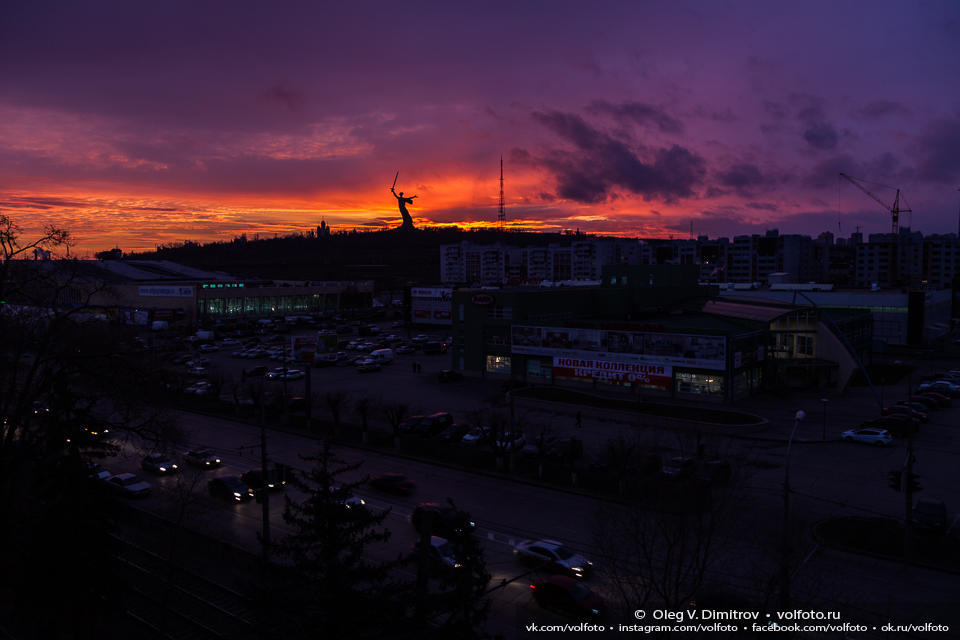 Закатное небо над Мамаевым курганом фото