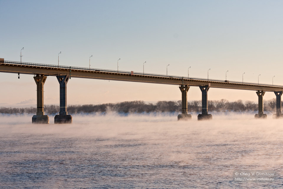 Мост через Волгу глубокой осенью фото