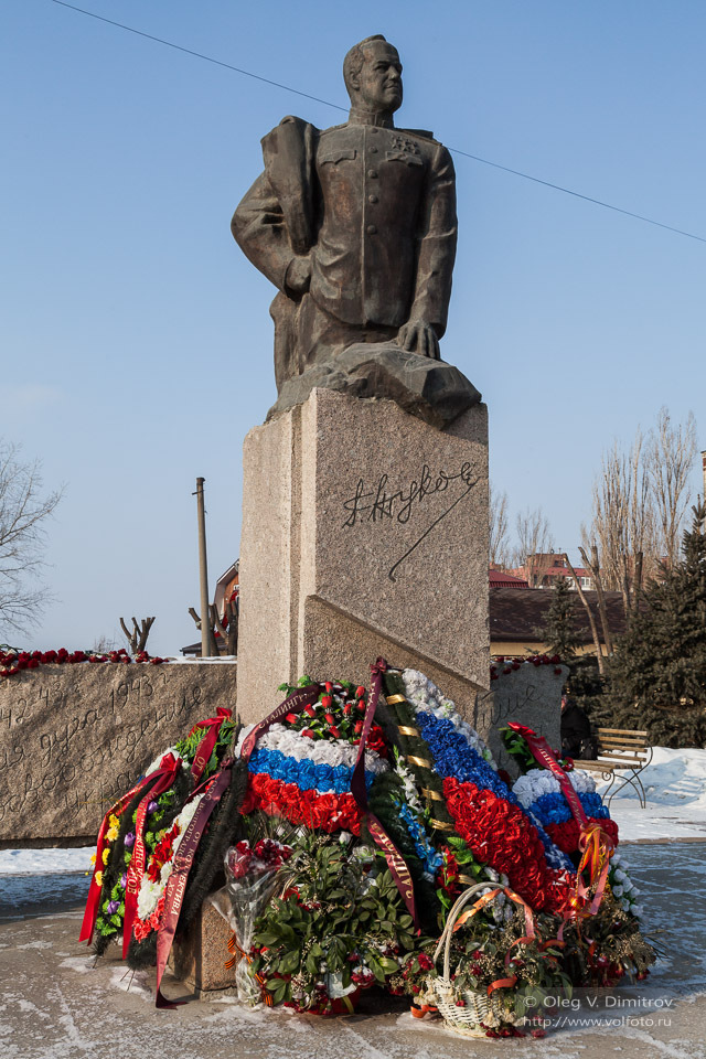 Памятник маршалу Жукову фото