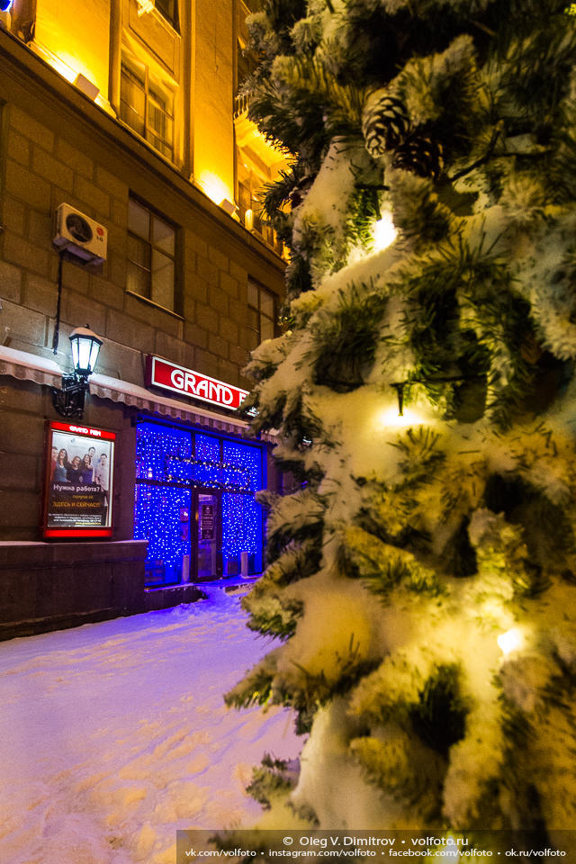 Новогоднее оформление у ресторана «Волгоград» фото