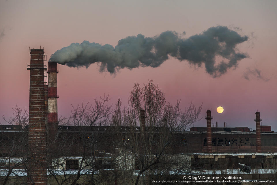 Полная луна над заводом «Красный Октябрь» фото