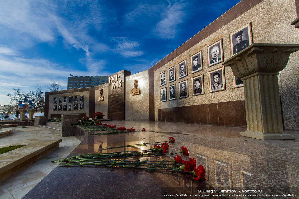 Цветы у памятника Героям фото