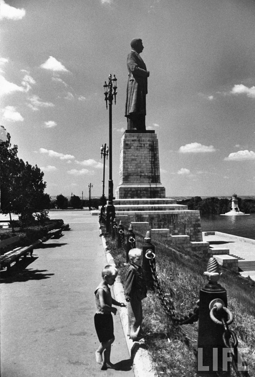 Памятник Сталину у входа в Волго-Донской канал фото