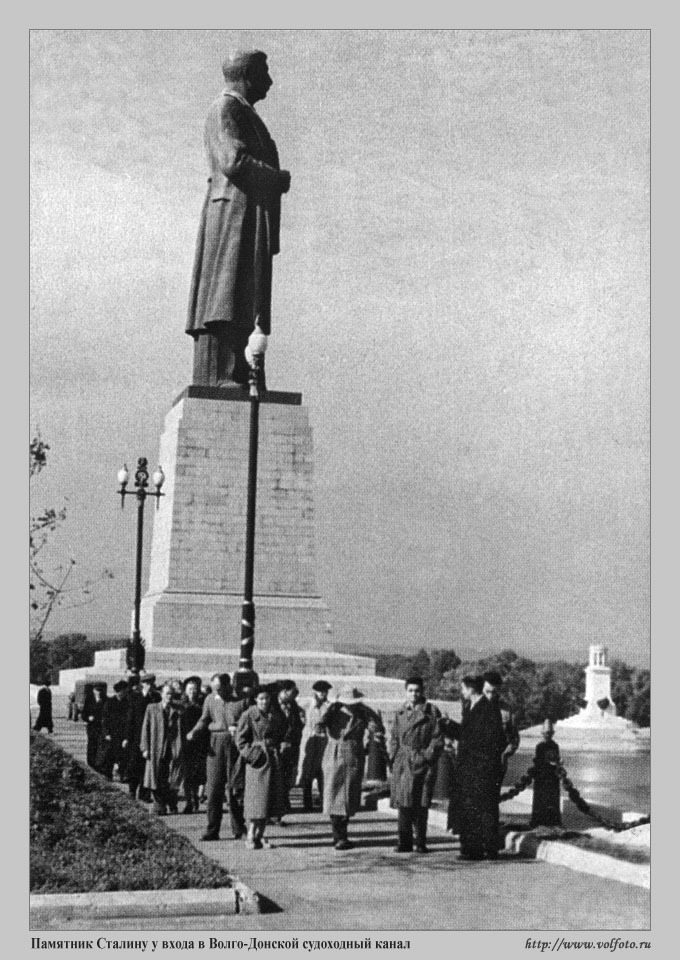 Памятник Сталину на набережной ВДСК фото