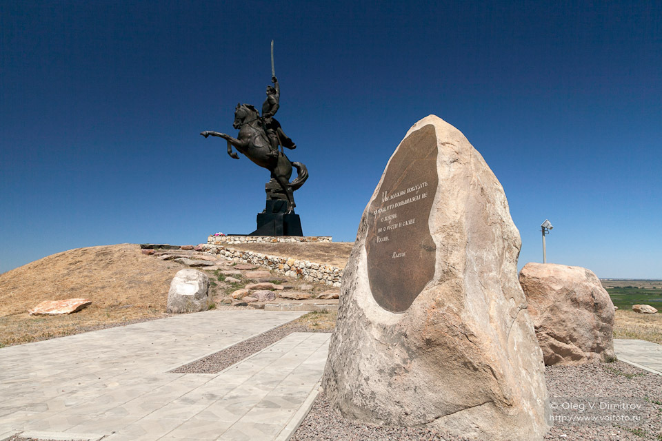 Памятник казачеству и гранитный камень фото